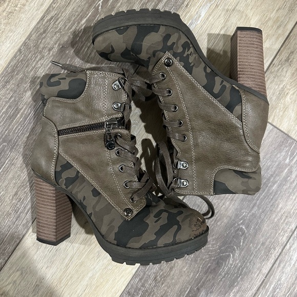 Guess Boots - Picture 3 of 12